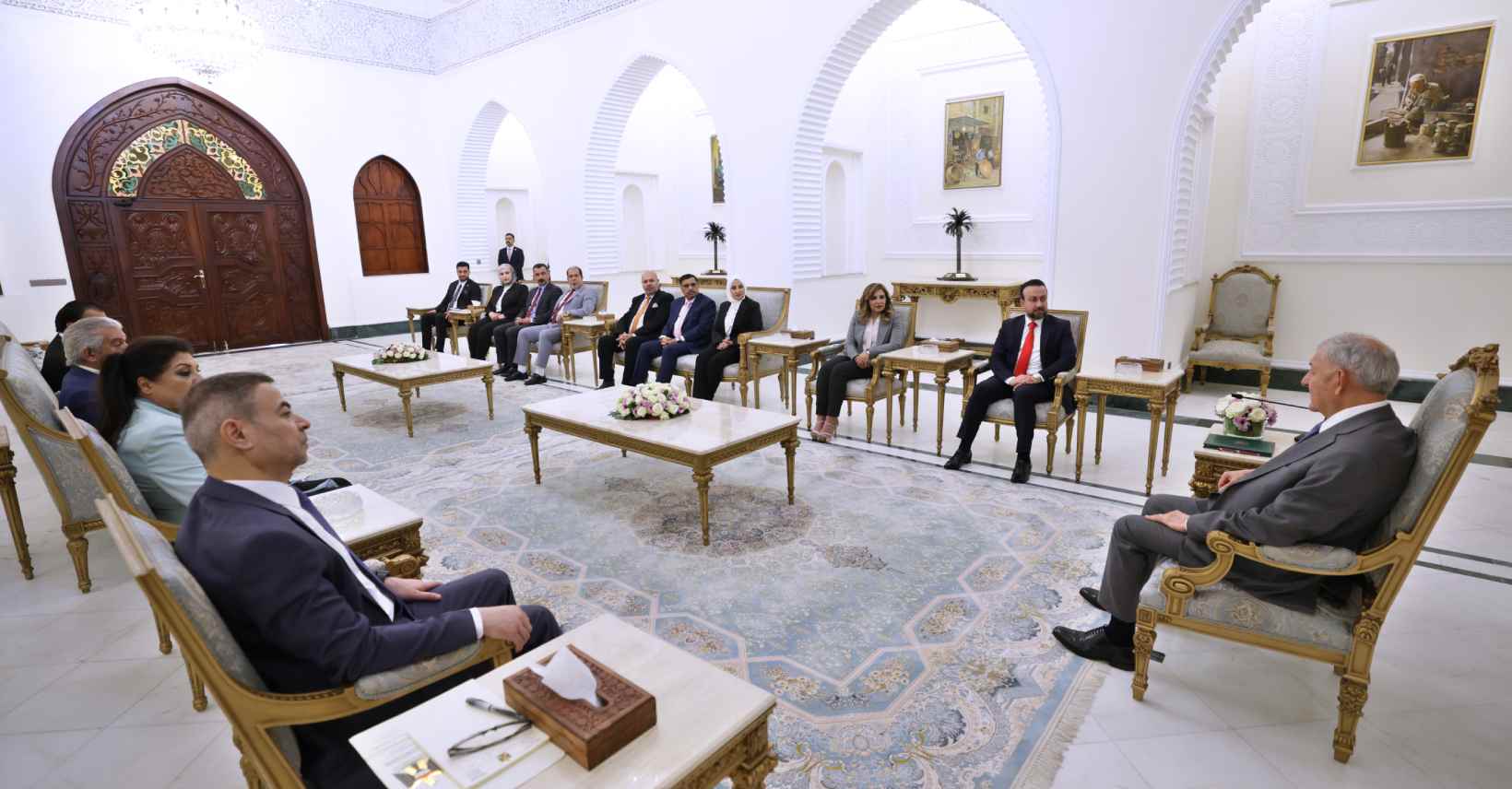رئيس الجمهورية خلال استقبال عدد من الإعلاميين والمحللين والأكاديميين 